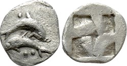 M Thasos / Obole / Deux dauphins superposés- Carré creux