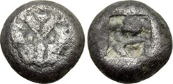 M-Asie Mineure / Tri-obole / Tête de panthère - Carré creux.