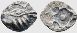 Asie Mineure / Incertaine / Tête de taureau - Carré en forme de losange avec une pastille centrale
