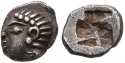 M-Colophon / Tetartemomorion / Tête d'Apollon à gauche - Carré creux.