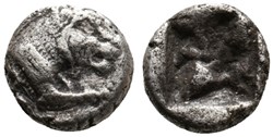 *Carie / Incertaine / Diobole / Tête de lion stylisée - Carré creux