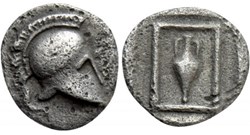 M Neandria / Tetartemorion / Casque Corinthien à droite - Amphore dans un cadre.
