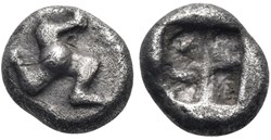 Pamphylie Aspendos / Obole / Triskélès entouré de globules - Carré creux.