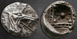 * Halicarnasse - Tétrobole - Tête de Kêtos - Motif géométrique dans le carré creux.