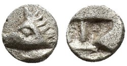 Atelier et Région Incertaines / Tête de Sanglier - Carré creux avec un dessin géométrique