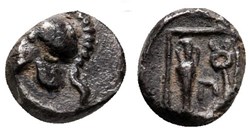 M Neadria / Trihemitartemorion / Casque a cimiez à gauche - Amphore et Kérykéion, dans carré creux
