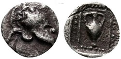 M Néandria /Tétartemorion / Casque a cimiez à droite - Amphore entourée de granules dans carré creux
