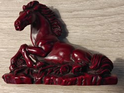 FIGURINE ROUGE D'UN CHEVAL