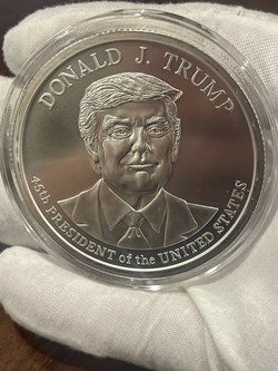 2022 - Donald J. Trump 45th President 5 oz Fine Silver Round 999 Fine BU IN A CAPSULE