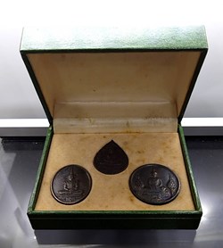 1982 - The Emerald Buddha, Copper Black Oxide coin. First series, 3 Season with original box
