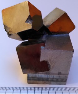 Pyrite, cubes maclés grandes dimensions, Navajun, Espagne