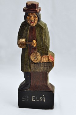 2020.00.00.01 Statuette de St Éloi, patron des maréchaux-ferrants et des vétérinaires.