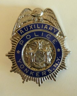 Badge métallique de  Police US N°335-Yonkers-NYC.