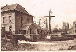 France-Somme-Rue-Moulin et croix de jérusalem