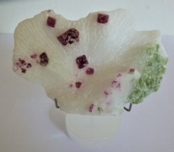 Pargasite Spinelle sur marbre