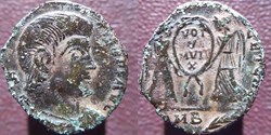 Magnence ae3 VICTORIAE DD NN AVG ET CAE / VOT / V / MVLT / X / AMBpalme Amiens