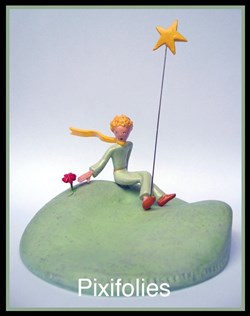 Le Petit Prince assis à côté de sa fleur
