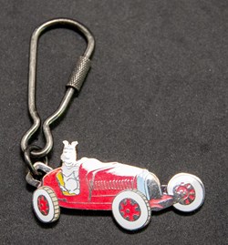Porte-clé - Moulinsart - 1998 - Milou en voiture