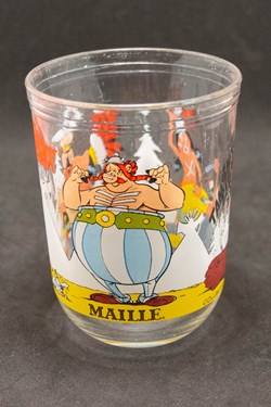 Série 028 - 1994 - Maille - n°2 -Un chef indien pose sa main sur l'épaule d'Astérix, Obélix tire ses