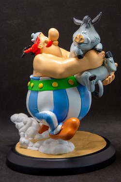 Parc Astérix - 2025 - Obélix portant un sanglier