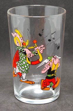 Série 010 - 1968 - Astérix se bouche les oreilles devant Assurancetourix jouant de la lyre