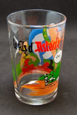Série 014 - 1987 - Astérix marche tandis qu'Obélix dépose le fils d'Astérix à terre pour qu'il pours