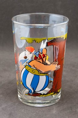 Série 013 - 1986 - Obélix secoue un arbre et, un légionnaire en tombe aux pieds d'Astérix