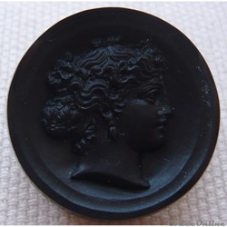 Broche camée en pierre noire