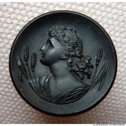 Broche camée en pierre noire
