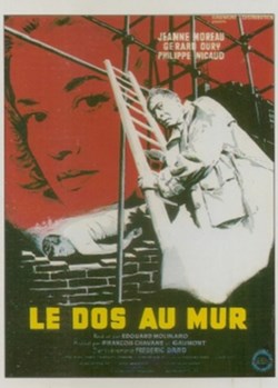 Le dos au mur