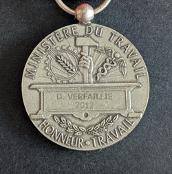 N° 9 A - MINISTERE DU TRAVAIL HONNEUR ° TRAVAIL