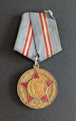 Médaille du jubilé des 50 ans des forces armées de l’URSS