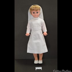 18 - Poupée avec le costume moderne (apres 1965)