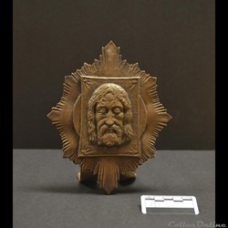 9 - Sculpture en cuivre de la Sainte-Face avec l'hostie