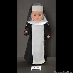 17 - Poupée avec le costume originel de la professe Oblate de Béthanie (1933 à 1965)
