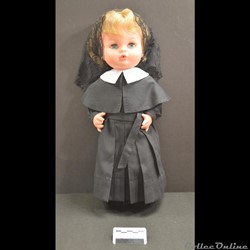 15 - Poupée avec costume de postulante (1933-1965)