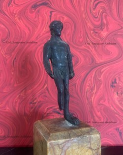 Statuette masculine en bronze, peut-être Apollon.