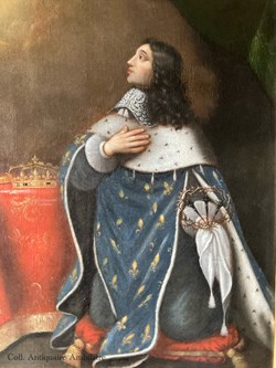 Saint Louis en costume de sacre tenant la couronne d’épines en adoration devant le Saint Sacrement