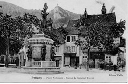 Poligny (place nationale et la statue du général Travot)