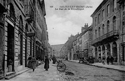 salins les Bains (La rue de le république)