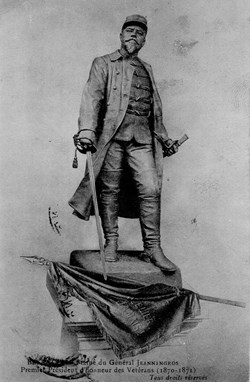 Besançon (la statue du Général Jeaningros - 1er président dhonneur des vétérans de 1870 - 71)
