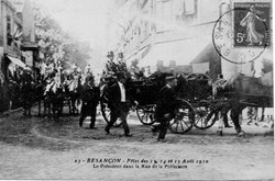 Besançon (Fêtes du 13,14,15/08/1910 le président Fallières rue de le Préfecture)