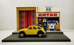 Le pompiste faisant le"plein d'essence" d'une 2 CV en 1970
