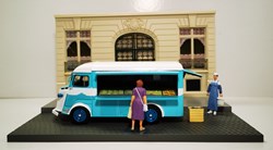 Le poissonnier ambulant sur la place du marché en 1964
