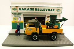 Le dépanneur devant son garage "Belleville" en 1962