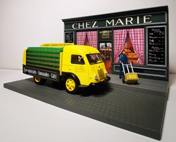 La tournée du limonadier devant le restaurant "Chez Marie"en 1950