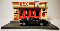 Le chauffeur de taxi devant le cinéma "le Rex" en 1970