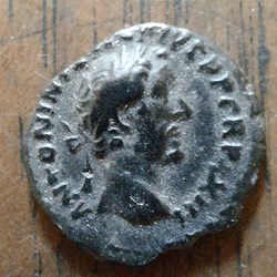Antonin le Pieux A/Tete lauree a d R/La  Paix debout a g +159-160 D16.3 RCV4094 C 573 RIC301