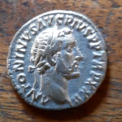 Antonin le Pieux A/Tete lauree a d  R/Felicite debout a g D 17.1 P3.36g RCV4080 RIC 298