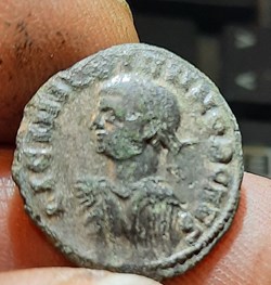 Licinius 2 A/Buste laure a g R/ Legende en 4 lignes D19.1 P 2.7g RIC 42(R4)